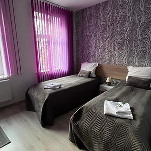 Zimmer mit Kingsize-Bett